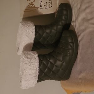 CROCS Quilted Ankle Boots in Dark Green with White Fur Trim